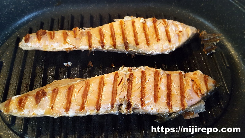 ニトリ 蒸し焼きグリルパン　鮭（ときしらず）を焼く