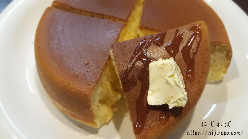 ニトリ鍋でつくったホットケーキ(パンケーキ)にマーガリンとシロップをかけて食べる