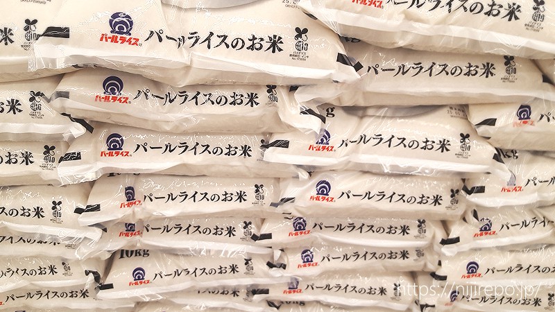 積み上げられたパールライスのお米10kg
